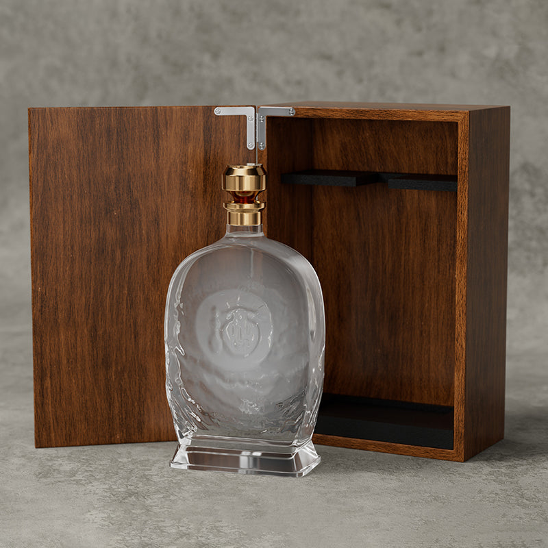Hộp Rượu Gỗ Chạm Nổi Louis XIII Đẳng Cấp - chi tiết chạm nổi hình chai rượu 3D, phong cách Louis XIII đẳng cấp t chất lượng cao cấp